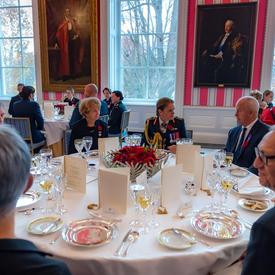 La gouverneure générale discute avec les invités au Déjeuner en l’honneur de la mère nationale décorée de la Croix d’argent.