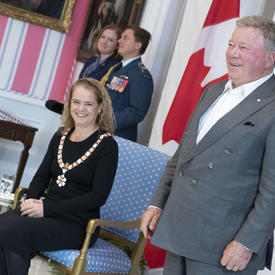 La gouverneure générale assiste à l'investiture de William Shatner au sein de l'Ordre du Canada.