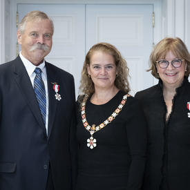 La gouverneure générale prend une photo avec des membres nouvellement investis de l'Ordre du Canada.