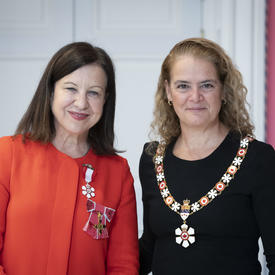 La gouverneure générale prend une photo avec Lyse Doucet lors d'une cérémonie de l'Ordre du Canada.