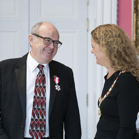 La gouverneure générale partage un moment avec un récipiendaire lors d'une cérémonie de l'Ordre du Canada.