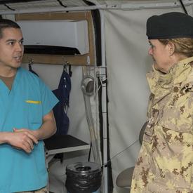 La gouverneure générale Julie Payette s'entretient avec un membre de la FCA en tenue médicale. 
