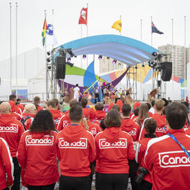  Équipe Canada a regardé le spectacle culturel péruvien.