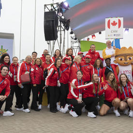 À la fin de la cérémonie de levée du drapeau, Équipe Canada a pris une photo de groupe. 