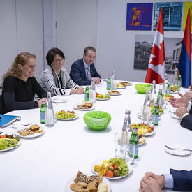 La gouverneure générale a rencontré le président de la République d'Arménie, Armen Sarkissian sont assis autour d'une table avec d'autres représentants du gouvernement. 