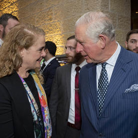 La gouverneure générale et son Altesse Royale le prince de Galles se parlent au cinquième Forum mondial sur l'Holocauste.