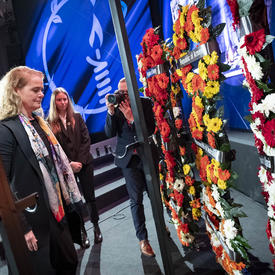 La gouverneure générale a déposé une couronne pour commémorer les victimes de l'Holocauste lors du cinquième Forum mondial sur l'Holocauste.
