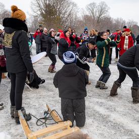 Des étudiants du Nunavut ont fait connaître la culture et la langue inuites à l’aide de tambours, de danses, de chants de gorge et d’activités hivernales.