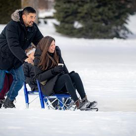 Une équipe de l’ambassade de Finlande aidait les participants à essayer la luge-patinette, un traîneau unique en forme de chaise sur patins.