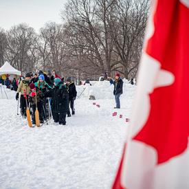 Cette activité, organisée par l’ambassade royale de Norvège, encourageait les visiteurs à chausser des skis géants pouvant accommoder huit adultes à la fois. Les participants tentaient ensuite d’avancer à l’unisson, sans tomber ni s’arrêter.