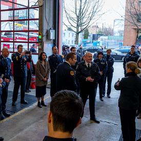 La gouverneure générale rencontre les premiers intervenants dans une caserne de pompiers à Vancouver.