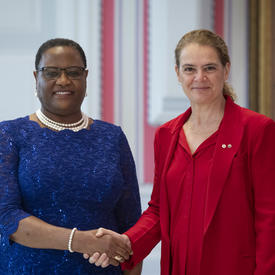 La gouverneure générale serre la main de la haute-commissaire désignée de la République de Namibie.
