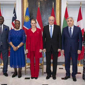 La gouverneure générale prend une photo avec les nouveaux chefs de mission au Canada.