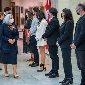 La gouverneure générale Mary May Simon remercie les artistes qui se sont produits lors de la cérémonie d’installation.