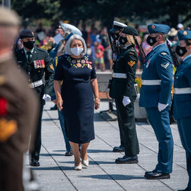 La gouverneure générale Mary May Simon quitte le Monument commémoratif de guerre.
