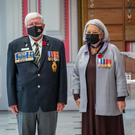 La gouverneure générale Mary Simon et M. Bruce Julian sont debout l’un à côté de l’autre dans la salle de la tente à Rideau Hall. 