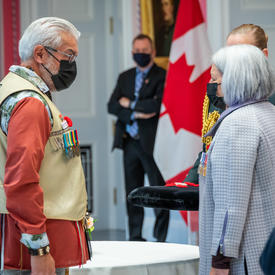  La gouverneure générale Mary Simon parle à un ancien combattant canadien. 