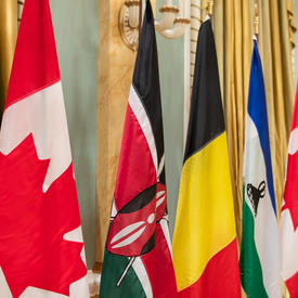 Les drapeaux nationaux du Kenya, de la Belgique et du Lesotho sont alignés entre deux drapeaux canadiens.