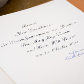 Une photo des signatures de Leurs Excellences dans un livre d'or.