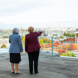 Vue de dos de Son Excellence et Angela admirant le paysage de la ville.