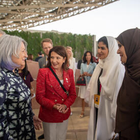 La gouverneure générale parle avec un groupe de femmes.