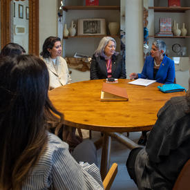 La gouverneure générale Mary Simon est assise à une table ronde avec d’autres femmes. Elles sont à la « Sadu House ».