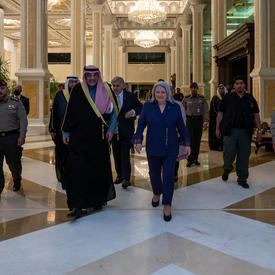 La gouverneure générale marche à côté de Son Altesse Sheikh Sabah Khaled Al-Hamad Al-Sabah, Premier ministre du Koweït.