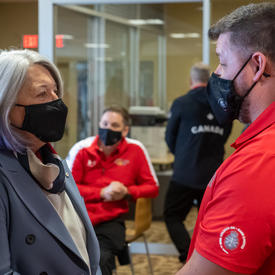 La gouverneure générale Mary Simon s'entretient avec un membre d'Équipe Canada.