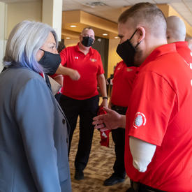 La gouverneure générale Mary Simon s'entretient avec un membre d'Équipe Canada.