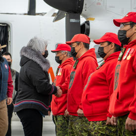 La gouverneure générale serre la main des membres de la garde des Rangers canadiens.