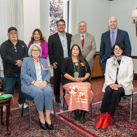 Leurs Excellences posent pour une photo de groupe avec la lieutenante-gouverneure de la Colombie-Britannique, Janet Austin, le premier ministre de la Colombie-Britannique, John Horgan, et des représentants des dirigeants des Premières nations.