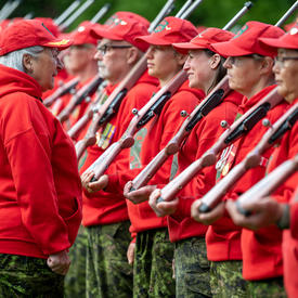 La gouverneure générale Simon inspecte une garde d'honneur composée de rangers canadiens.