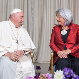 La gouverneure générale Simon et Sa Sainteté le pape François sont assis l'un à côté de l'autre dans une salle du GGCitadelle. Ils se sourient l'un à l'autre.