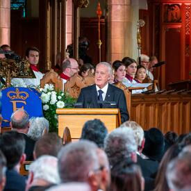 L’ancien premier ministre Brian Mulroney prononce un discours à la cathédrale Christ Church.