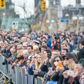 Vue de la foule rassemblée pour la cérémonie du jour du Souvenir au Monument commémoratif de guerre du Canada.