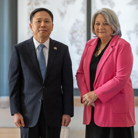 Son Excellence monsieur Lim Woongsoon, Ambassadeur de la République de Corée, se tient à côté de la gouverneure générale.