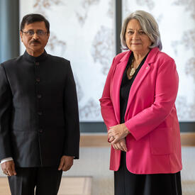 Son Excellence monsieur Shri Sanjay Kumar Verma, Haut-commissaire de la République de l’Inde, se tient à côté de la gouverneure générale.