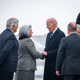 La gouverneure générale Simon serre la main du président américain Joe Biden.