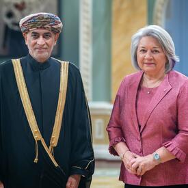 La gouverneure générale Simon est debout à côté de Son Excellence monsieur Moosa Hamdan Moosa Al Tai.