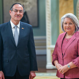 La gouverneure générale Simon est debout à côté de Son Excellence monsieur Carlos Arturo Morales Lopez.