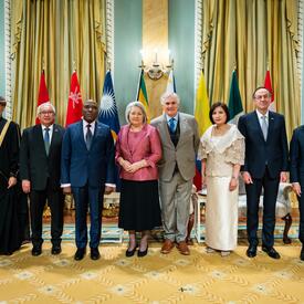 Une photo de groupe avec la gouverneure générale Simon et six nouveaux chefs de mission. Les drapeaux de chaque pays se trouvent derrière eux.