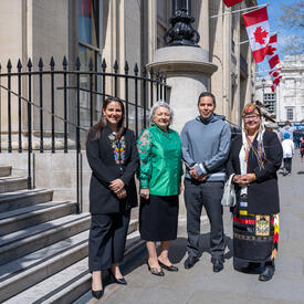 La gouverneure générale Mary Simon se tient aux côtés des dirigeants d'organisations autochtones nationales