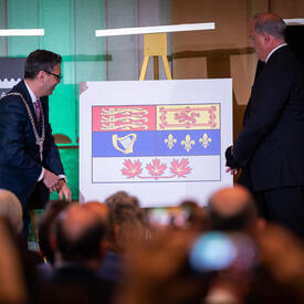 Le Dr Samy Khalid dévoile le drapeau canadien de Sa Majesté