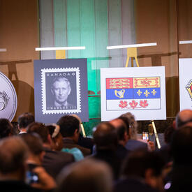 Pièce de monnaie, timbre, drapeaux et couronnes dévoilés lors d'un couronnement à Ottawa