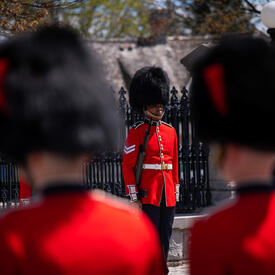 Des membres des Governor General Foot Guards effectuent la relève de la garde lors du couronnement de Rideau Hall à Ottawa.
