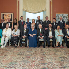 Photo de groupe avec la gouverneure générale Marie Simon, les récipiendaires du Prix du Gouverneur général pour les arts du spectacle et les membres de l'organisme