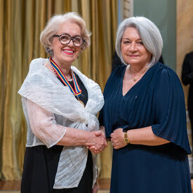La gouverneure générale Marie Simon remet à Rosemarie Landry ses Prix du Gouverneur général pour les arts du spectacle