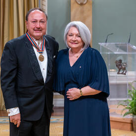 La gouverneure générale Marie Simon remet à John Kim Bell ses Prix du Gouverneur général pour les arts du spectacle