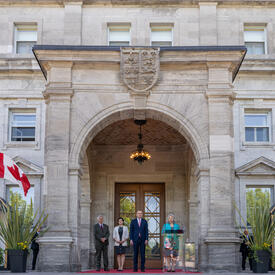 La gouverneure générale Marie Simon prononce une allocution avec M. Whit Fraser, le président islandais Guðni Th. Jóhannesson et Mme Eliza Reid devant Rideau Hall.