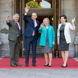 La gouverneure générale Marie Simon se tient aux côtés de M. Whit Fraser, le président islandais Guðni Th. Jóhannesson et Mme Eliza Reid devant Rideau Hall.